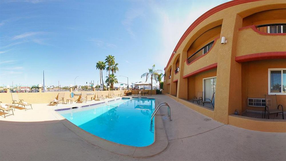 Hollies Hotel & Suites Calexico Exteriör bild